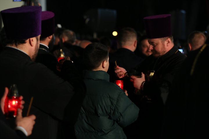 LUMINA SFÂNTĂ a ajuns la Chișinău. Sărbători fericite! Hristos a înviat (FOTOREPORT)