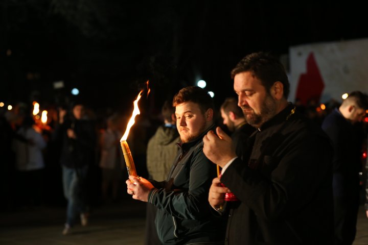 LUMINA SFÂNTĂ a ajuns la Chișinău. Sărbători fericite! Hristos a înviat (FOTOREPORT)