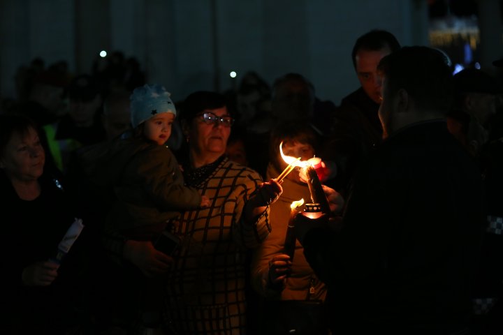 LUMINA SFÂNTĂ a ajuns la Chișinău. Sărbători fericite! Hristos a înviat (FOTOREPORT)