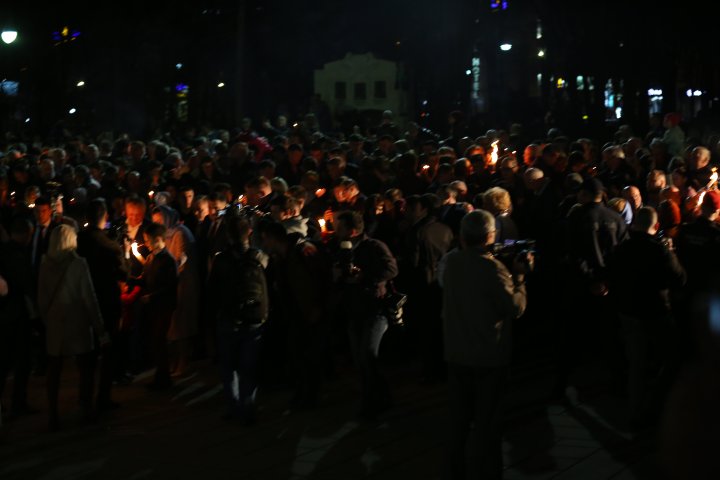 LUMINA SFÂNTĂ a ajuns la Chișinău. Sărbători fericite! Hristos a înviat (FOTOREPORT)