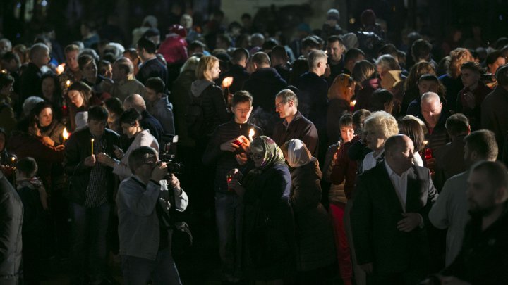 LUMINA SFÂNTĂ a ajuns la Chișinău. Sărbători fericite! Hristos a înviat (FOTOREPORT)