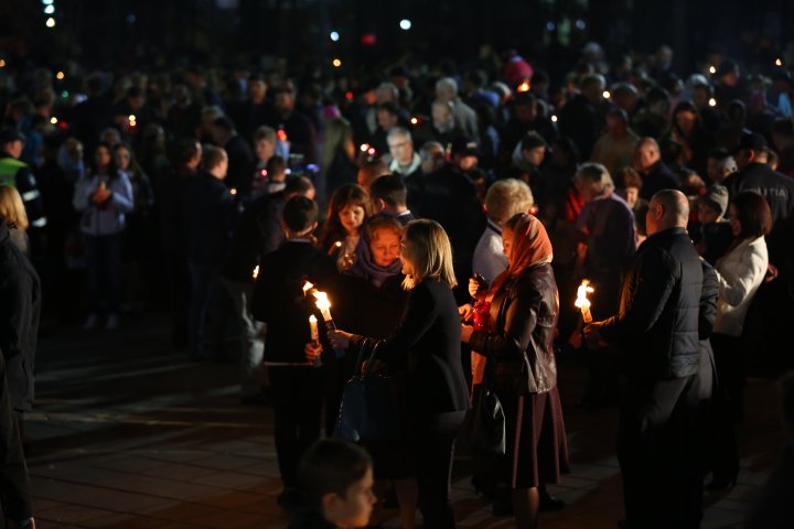 LUMINA SFÂNTĂ a ajuns la Chișinău. Sărbători fericite! Hristos a înviat (FOTOREPORT)