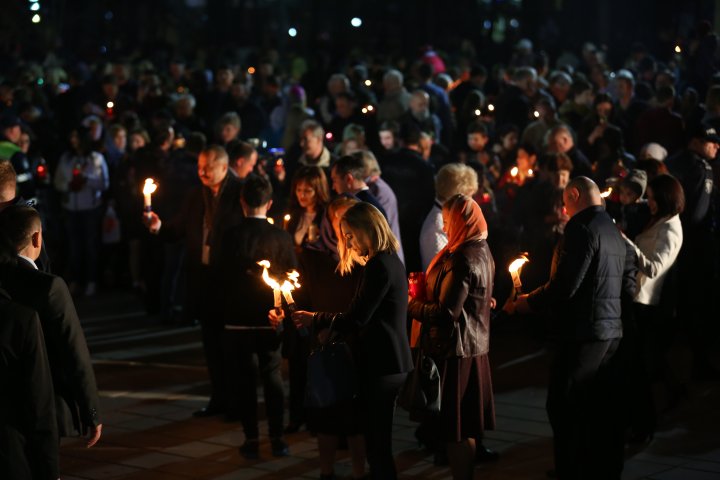 LUMINA SFÂNTĂ a ajuns la Chișinău. Sărbători fericite! Hristos a înviat (FOTOREPORT)