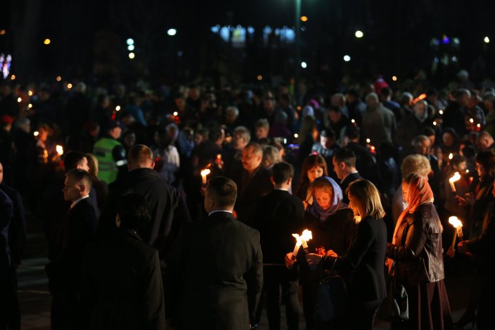 LUMINA SFÂNTĂ a ajuns la Chișinău. Sărbători fericite! Hristos a înviat (FOTOREPORT)