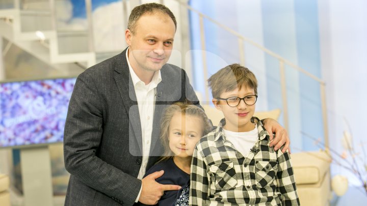 Cum se sărbătoreşte Paştele în familia lui Andrian Candu. Preşedintele Parlamentului şi doi dintre copiii săi au făcut dezvăluiri (FOTO)