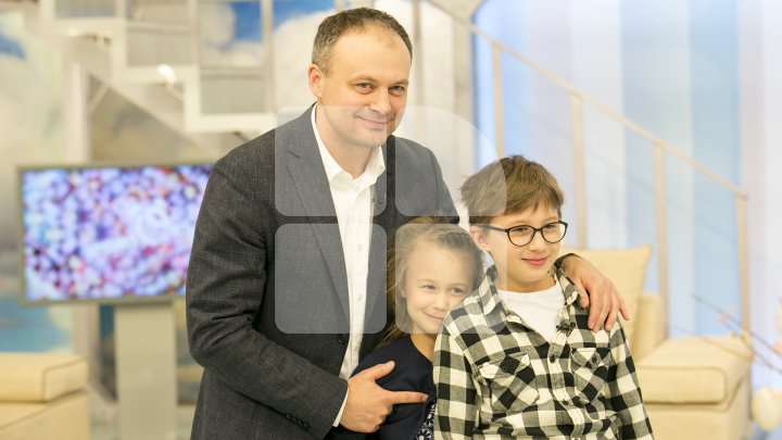 Cum se sărbătoreşte Paştele în familia lui Andrian Candu. Preşedintele Parlamentului şi doi dintre copiii săi au făcut dezvăluiri (FOTO)