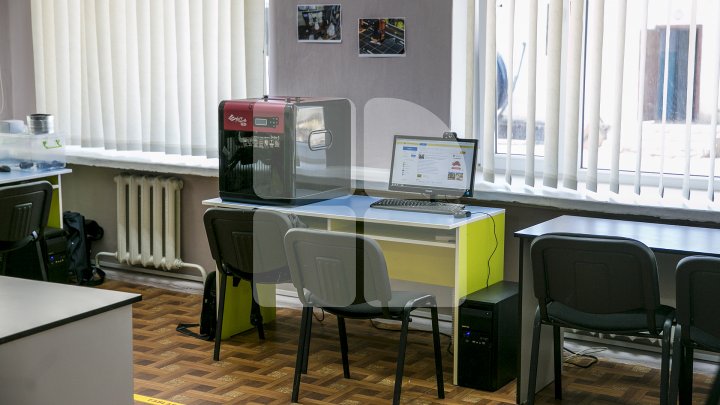 BIBLIOTECĂ MODERNĂ LA UNGHENI. Tinerii au parte de un laborator care este dotat cu imprimante 3D