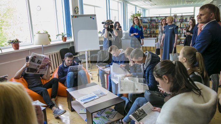 BIBLIOTECĂ MODERNĂ LA UNGHENI. Tinerii au parte de un laborator care este dotat cu imprimante 3D