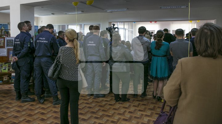 BIBLIOTECĂ MODERNĂ LA UNGHENI. Tinerii au parte de un laborator care este dotat cu imprimante 3D