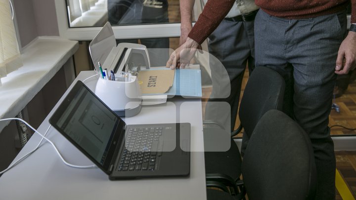 BIBLIOTECĂ MODERNĂ LA UNGHENI. Tinerii au parte de un laborator care este dotat cu imprimante 3D