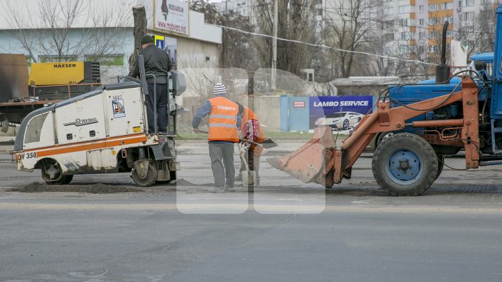 Gropile de pe drumurile din Capitală, REPARATE. Drumarii dau asigurări că lucrările sunt de nădejde (FOTOREPORT)