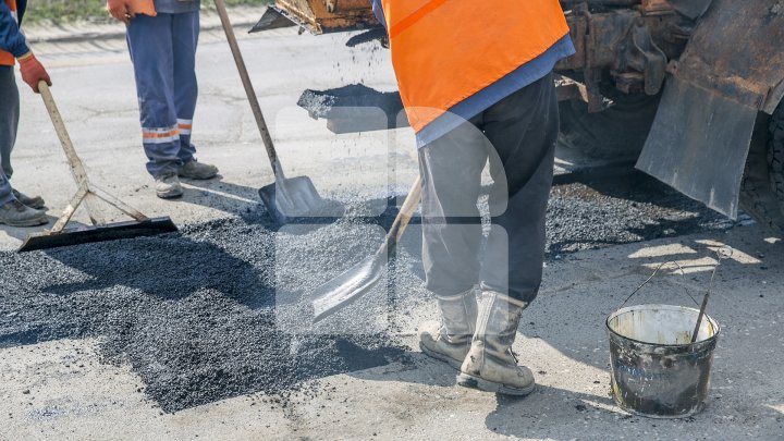 Gropile de pe drumurile din Capitală, REPARATE. Drumarii dau asigurări că lucrările sunt de nădejde (FOTOREPORT)