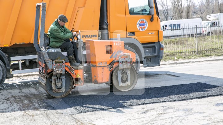 Gropile de pe drumurile din Capitală, REPARATE. Drumarii dau asigurări că lucrările sunt de nădejde (FOTOREPORT)