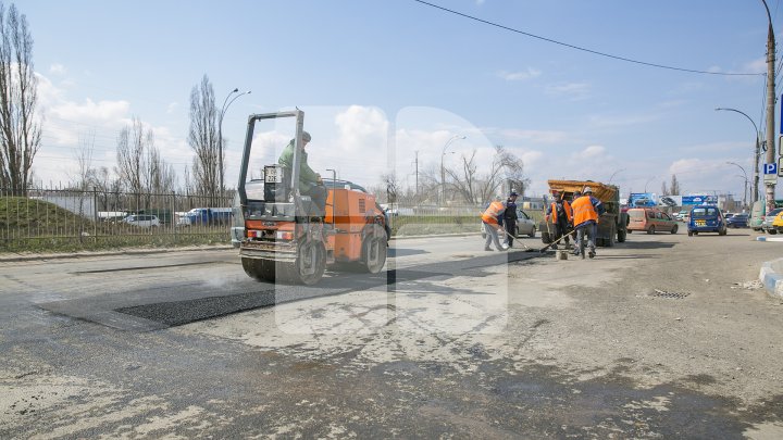 Gropile de pe drumurile din Capitală, REPARATE. Drumarii dau asigurări că lucrările sunt de nădejde (FOTOREPORT)