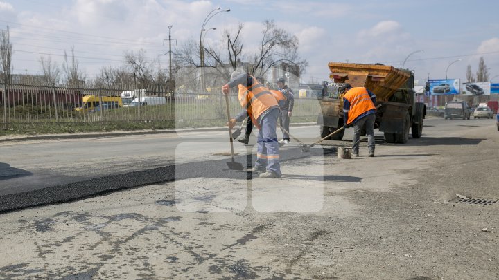 Gropile de pe drumurile din Capitală, REPARATE. Drumarii dau asigurări că lucrările sunt de nădejde (FOTOREPORT)