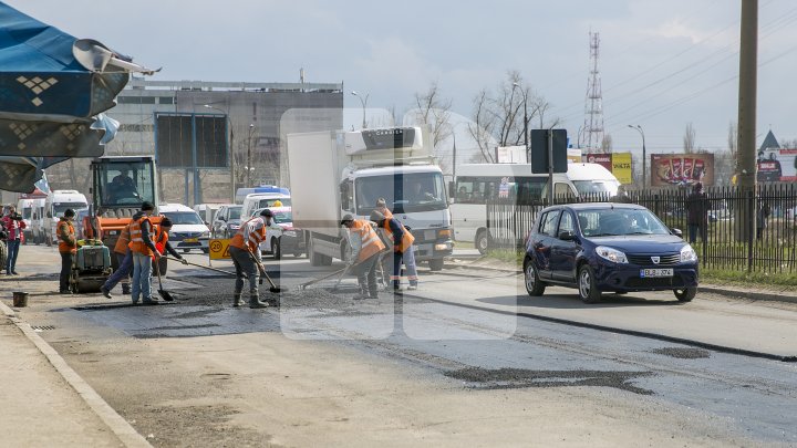 Gropile de pe drumurile din Capitală, REPARATE. Drumarii dau asigurări că lucrările sunt de nădejde (FOTOREPORT)