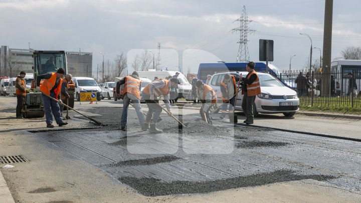 Gropile de pe drumurile din Capitală, REPARATE. Drumarii dau asigurări că lucrările sunt de nădejde (FOTOREPORT)