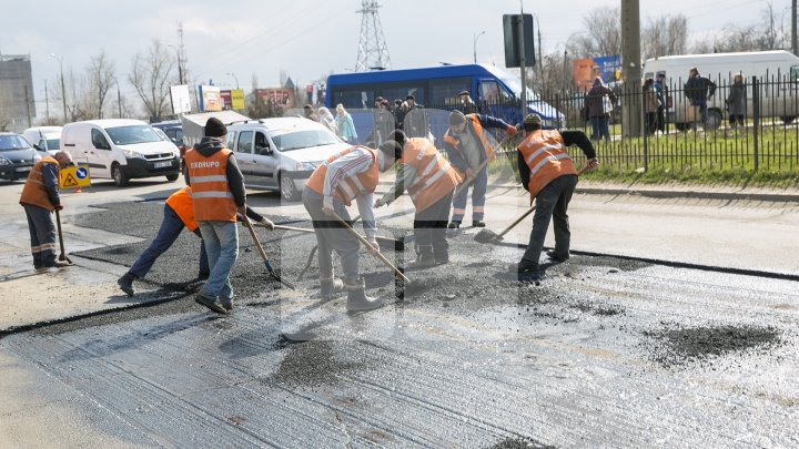 Gropile de pe drumurile din Capitală, REPARATE. Drumarii dau asigurări că lucrările sunt de nădejde (FOTOREPORT)