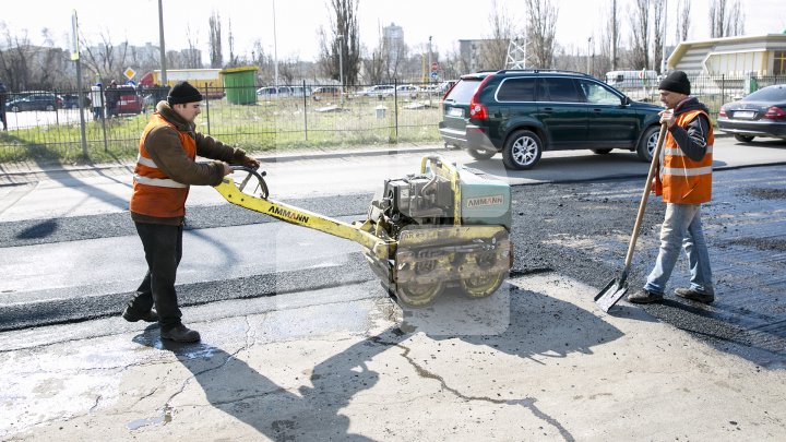 Gropile de pe drumurile din Capitală, REPARATE. Drumarii dau asigurări că lucrările sunt de nădejde (FOTOREPORT)