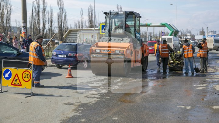 Gropile de pe drumurile din Capitală, REPARATE. Drumarii dau asigurări că lucrările sunt de nădejde (FOTOREPORT)