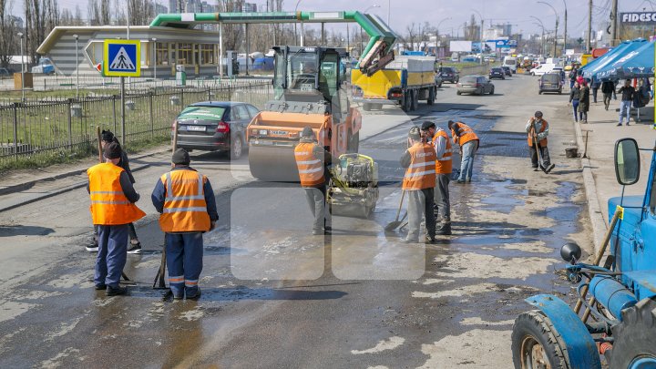 Gropile de pe drumurile din Capitală, REPARATE. Drumarii dau asigurări că lucrările sunt de nădejde (FOTOREPORT)