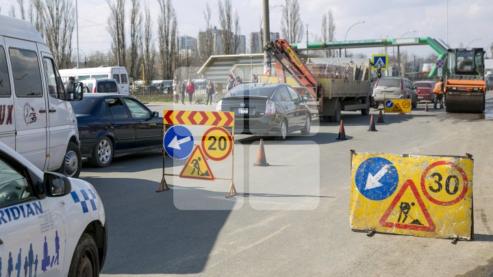 Gropile de pe drumurile din Capitală, REPARATE. Drumarii dau asigurări că lucrările sunt de nădejde (FOTOREPORT)