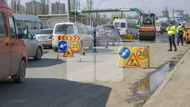 Gropile de pe drumurile din Capitală, REPARATE. Drumarii dau asigurări că lucrările sunt de nădejde (FOTOREPORT)