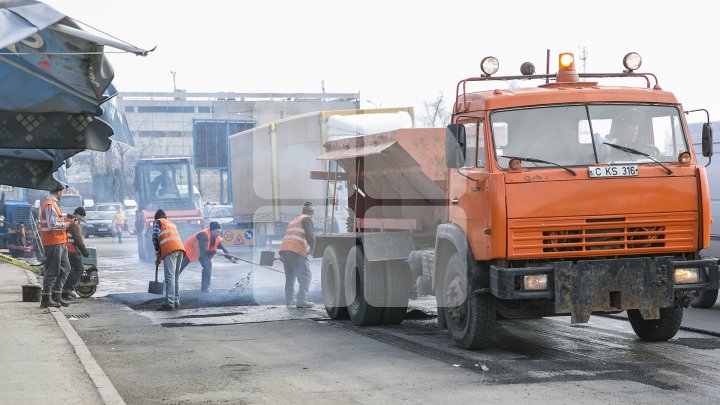 Gropile de pe drumurile din Capitală, REPARATE. Drumarii dau asigurări că lucrările sunt de nădejde (FOTOREPORT)