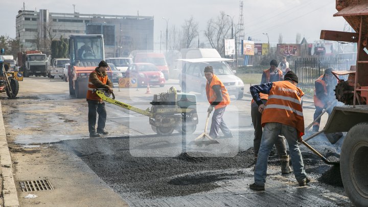 Gropile de pe drumurile din Capitală, REPARATE. Drumarii dau asigurări că lucrările sunt de nădejde (FOTOREPORT)