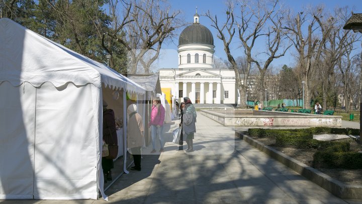 Bunătăţi la Târgul de Paşte amenjat în scuarul Catedralei mitropolitane. Zeci de oameni au cumpărat cozonaci şi pască