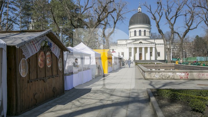 Bunătăţi la Târgul de Paşte amenjat în scuarul Catedralei mitropolitane. Zeci de oameni au cumpărat cozonaci şi pască