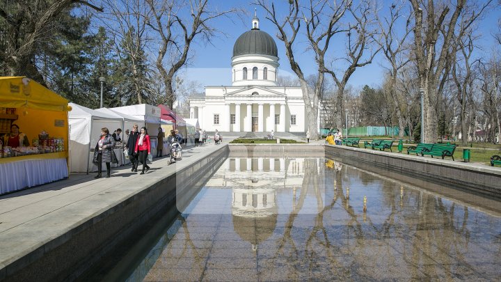 Bunătăţi la Târgul de Paşte amenjat în scuarul Catedralei mitropolitane. Zeci de oameni au cumpărat cozonaci şi pască