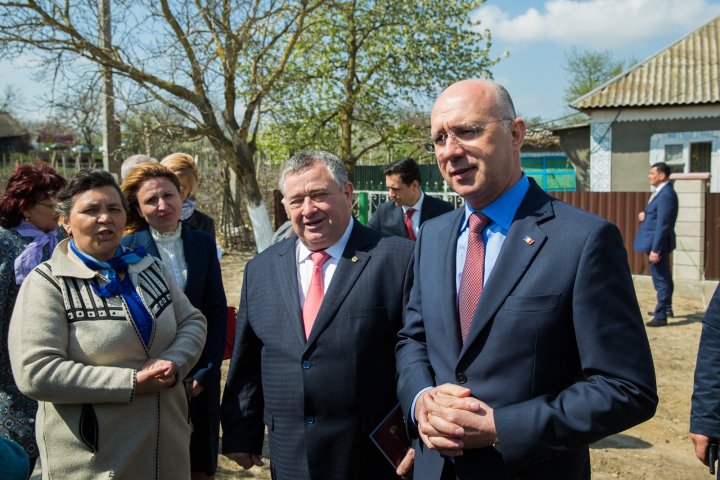 Drumuri bune pentru Moldova: Pavel Filip a inspectat drumul din Răscăieţii Noi, care urmează a fi reabilitat