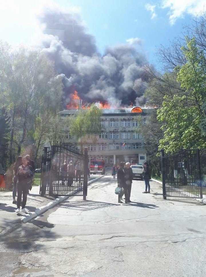 INCENDIU PUTERNIC în Capitală. Circulaţia pe strada Academiei a fost ÎNCHISĂ (FOTO/VIDEO)