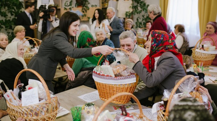 30 de pensionari din Nisporeni au primit cadouri de Paşte de la Fundaţia lui Vlad Plahotniuc Edelweiss