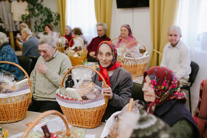 30 de pensionari din Nisporeni au primit cadouri de Paşte de la Fundaţia lui Vlad Plahotniuc Edelweiss
