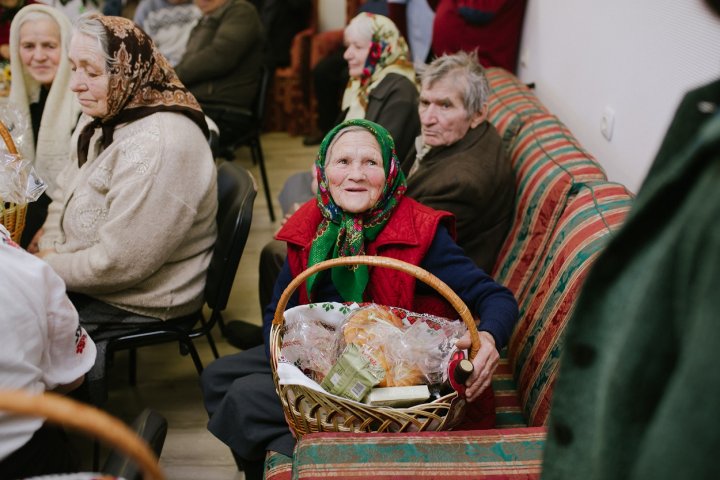 30 de pensionari din Nisporeni au primit cadouri de Paşte de la Fundaţia lui Vlad Plahotniuc Edelweiss