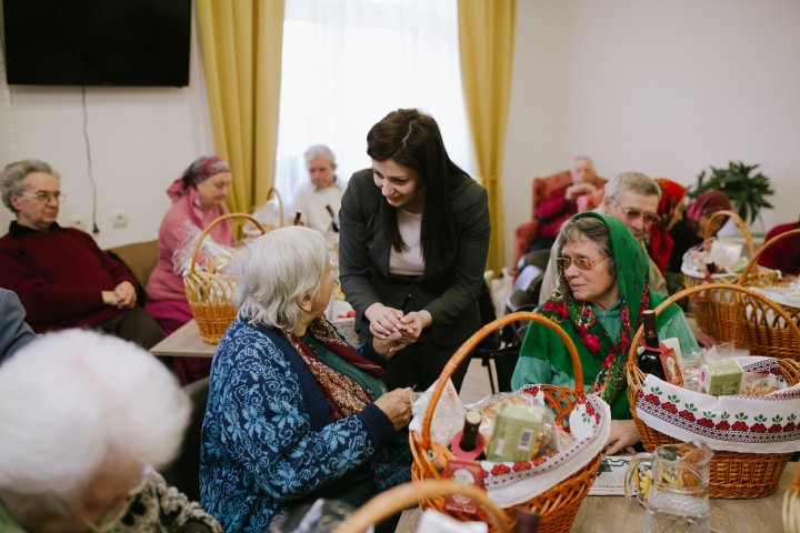 30 de pensionari din Nisporeni au primit cadouri de Paşte de la Fundaţia lui Vlad Plahotniuc Edelweiss