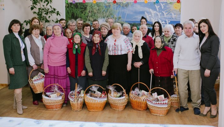 30 de pensionari din Nisporeni au primit cadouri de Paşte de la Fundaţia lui Vlad Plahotniuc Edelweiss