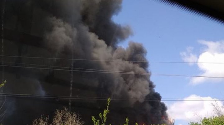 Imagini de la INCENDIUL DEVASTATOR care a cuprins centrul comercial din Chişinău (FOTO)