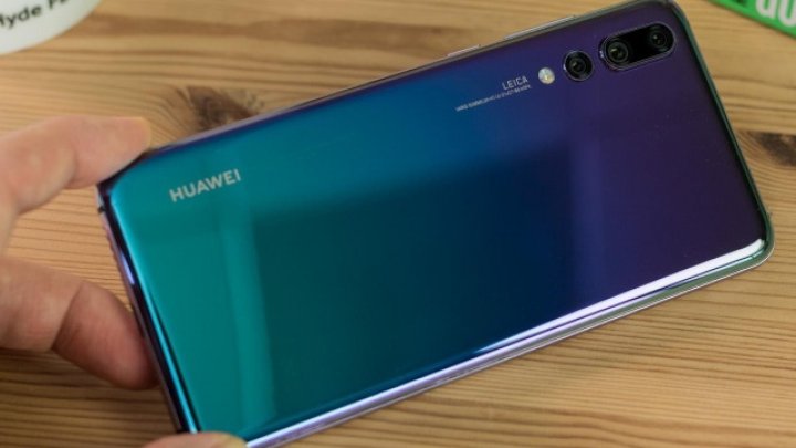 Huawei ar putea lansa un smartphone pliabil înaintea rivalului Samsung