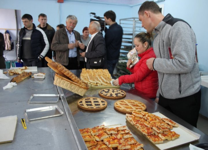 Pizza, biscuiţi şi cozonaci italieni la Cimişlia! 20 de moldoveni învaţă meserie de la un faimos brutar italian