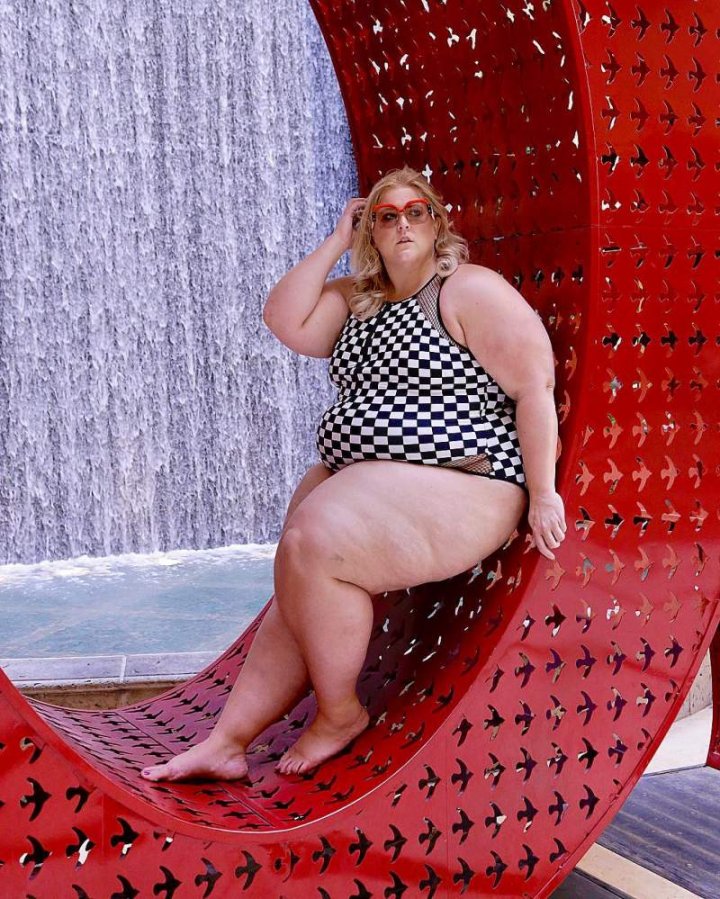 Un model cu forme generoase a pozat în costum de baie! Fotografiile fac înconjorul lumii