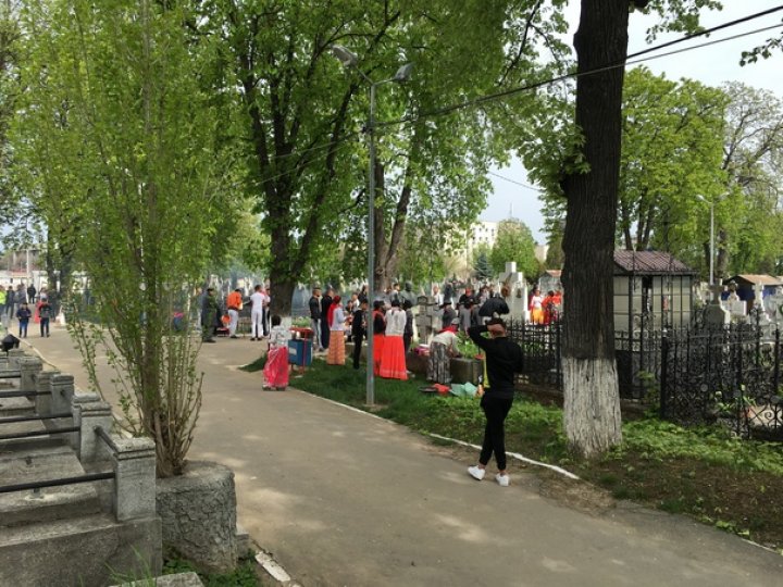 Grătare printre morminte, obicei al rromilor, de Blajini: Asta e tradiţia noastră, paştele morţilor (FOTO)