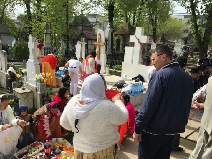 Grătare printre morminte, obicei al rromilor, de Blajini: Asta e tradiţia noastră, paştele morţilor (FOTO)