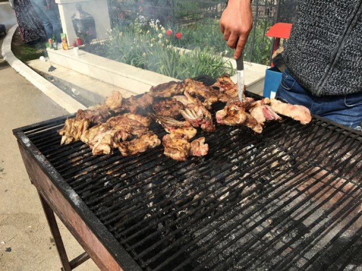 Grătare printre morminte, obicei al rromilor, de Blajini: Asta e tradiţia noastră, paştele morţilor (FOTO)