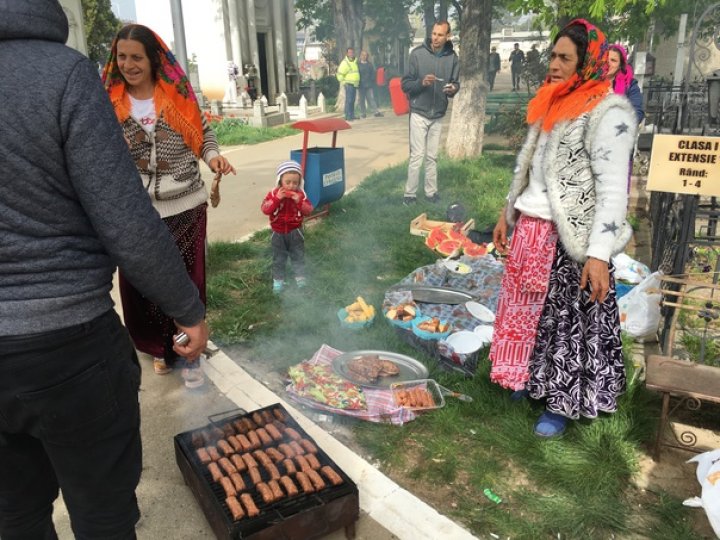 Grătare printre morminte, obicei al rromilor, de Blajini: Asta e tradiţia noastră, paştele morţilor (FOTO)