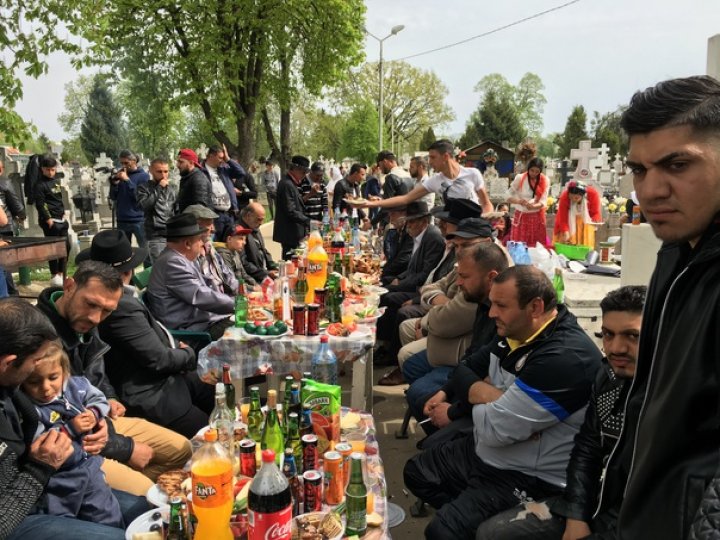 Grătare printre morminte, obicei al rromilor, de Blajini: Asta e tradiţia noastră, paştele morţilor (FOTO)