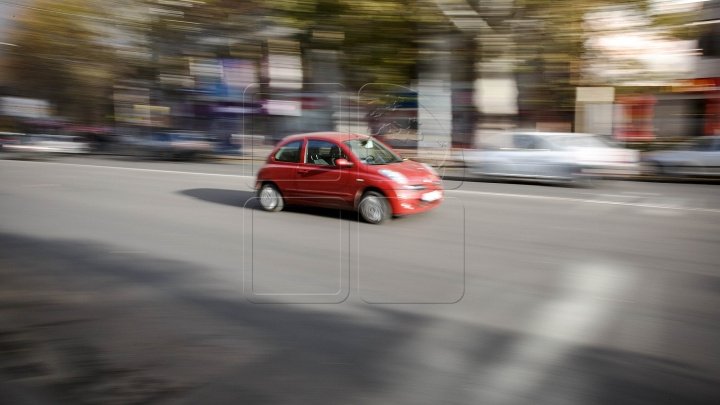 Un șofer s-a mutat pe scaunul pasagerului în timpul mersului. Ce riscă bărbatul (VIDEO)