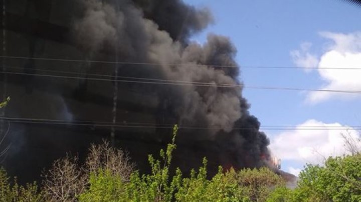 Imagini de la INCENDIUL DE PROPORŢII de la Telecentru, surprinse de martori oculari FOTO/VIDEO